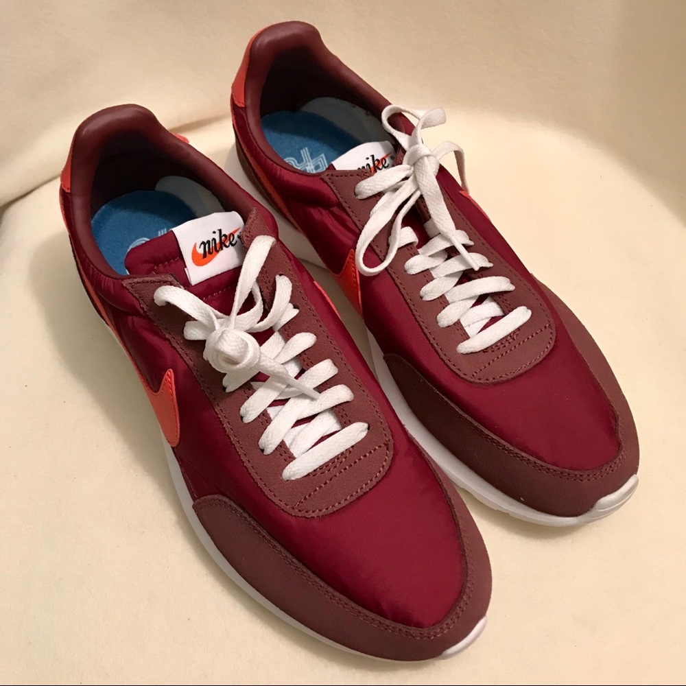 ✨NWOT Vintage Nike Sneakers - Picture 2 of 5